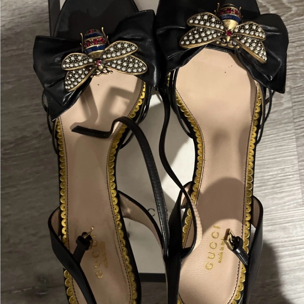 Gucci Leather Queen Bee Black Heels with Embellished Bee - Picture 3 of 6